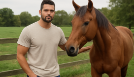 Jogador de futebol em roupas casuais ao lado do cavalo em fazenda particular com pastagem verde ao fundo