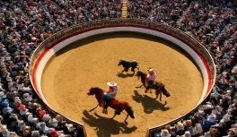 Vista aérea de la media luna durante rodeo chileno con collera en acción y graderías llenas alrededor del arco